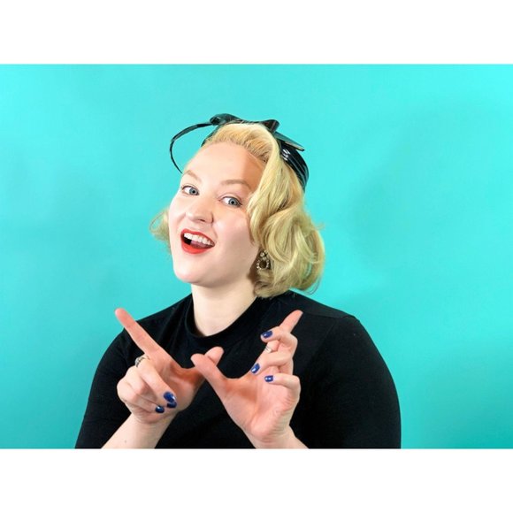 Vintage 1950s Patent Hat Black Bow & Feather Shiny Beret - Picture 5 of 10